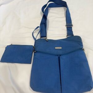 Baggallini Sky Blue Horizon Crossbody Bag with Wristlet Nylon Water Resistant